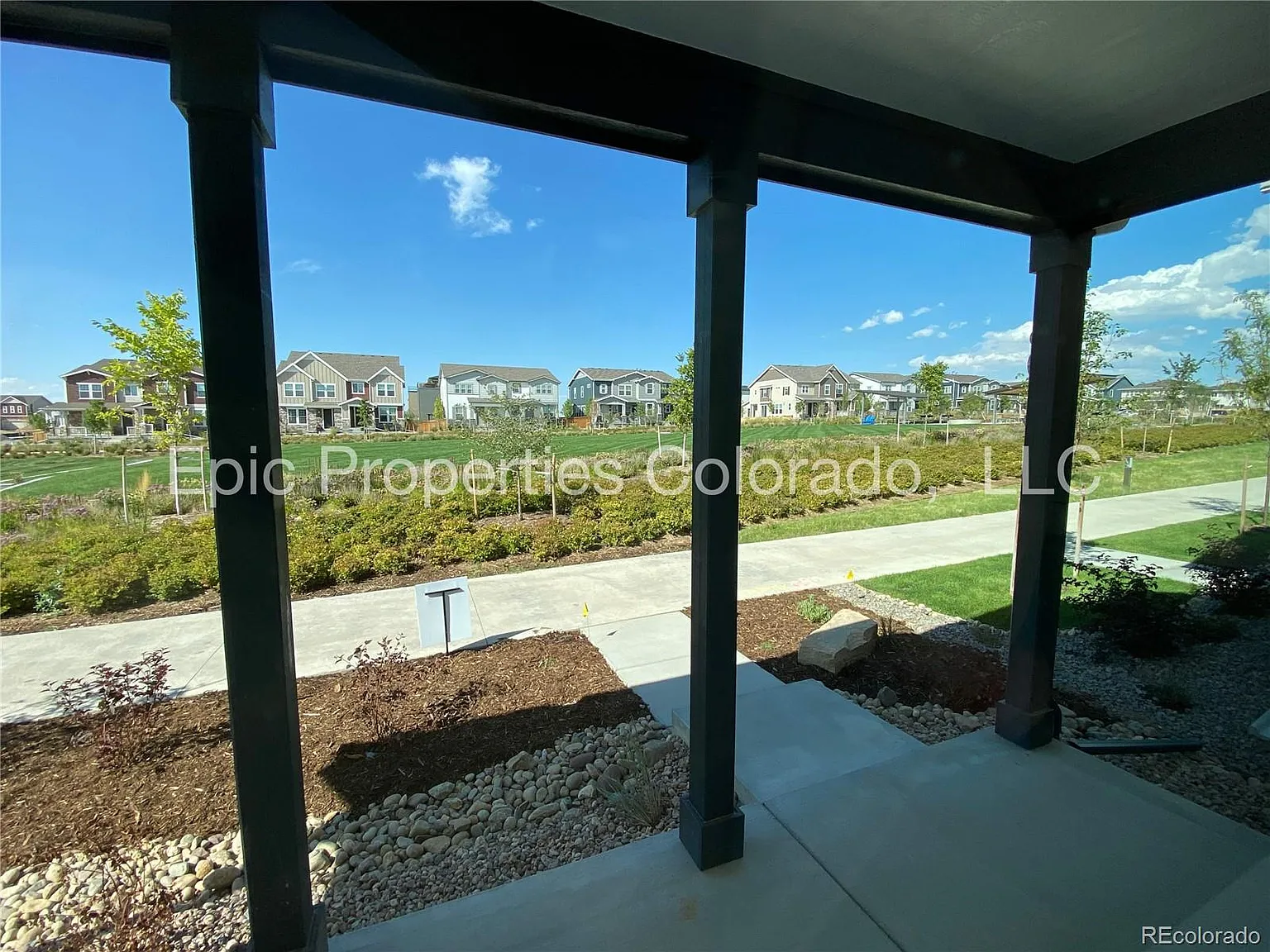 3 bed, 3.0 bath, 2422 sqft, $3,300 — Photo 3
