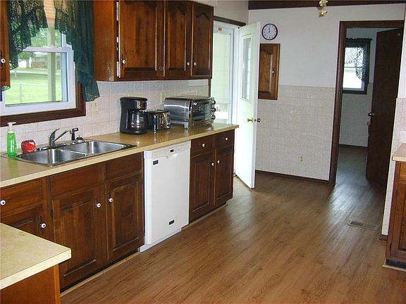 5th image of 301 S 3rd St