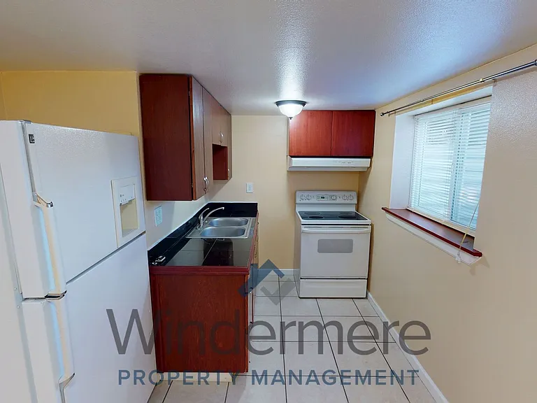 527 E Cherry St — Photo 8