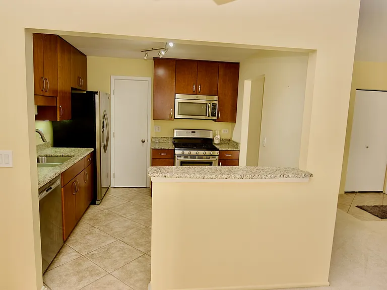 1047 Auburn Ln — Photo 9
