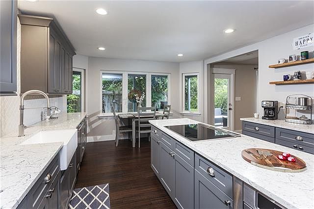1st image of 208 Lakeway Dr
