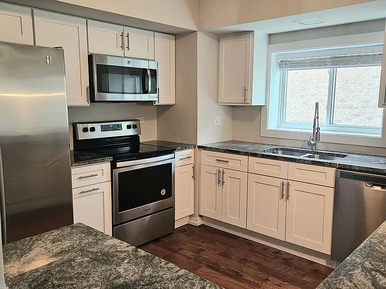 821 S Dwyer Ave #B — Photo 4