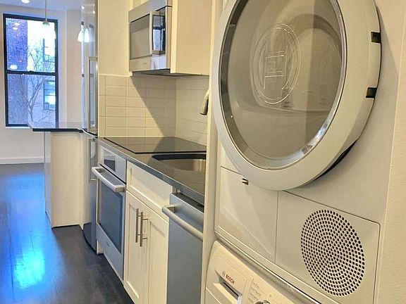 3rd image of 328 E 59th St APT 10