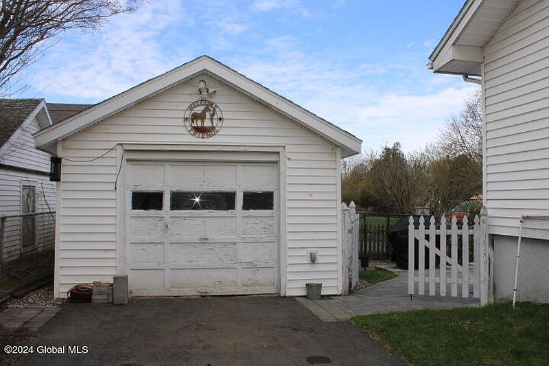 3rd image of 19 Hemstreet Ave Avenue