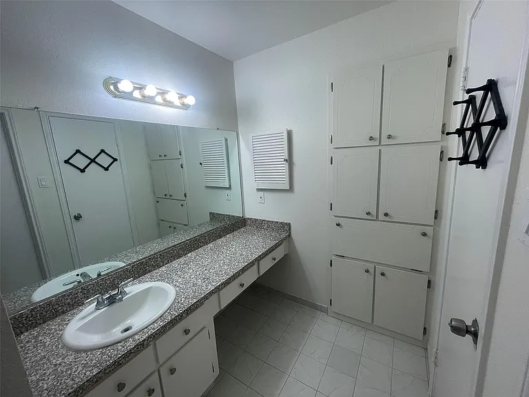 5550 N Braeswood Blvd #129 — Photo 4