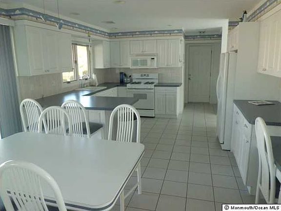 4th image of 624 Baron St