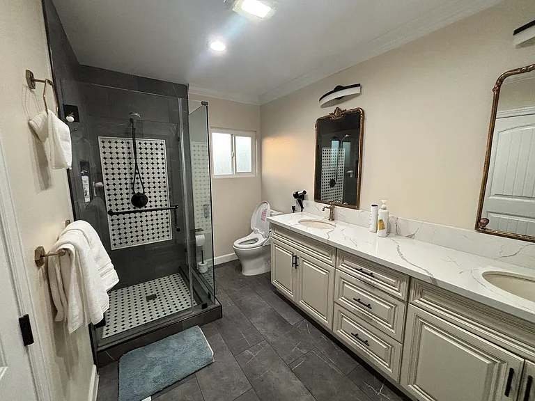 5444 Howard St — Photo 9