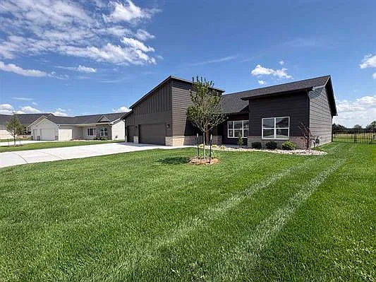 1145 Trek Cir — Photo 3