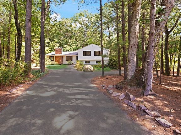 2nd image of 20 Algonquin Rd