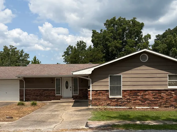 1303 E 4th St, West Frankfort, IL 62896