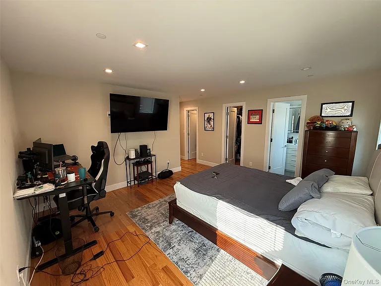 648 E Broadway — Photo 12