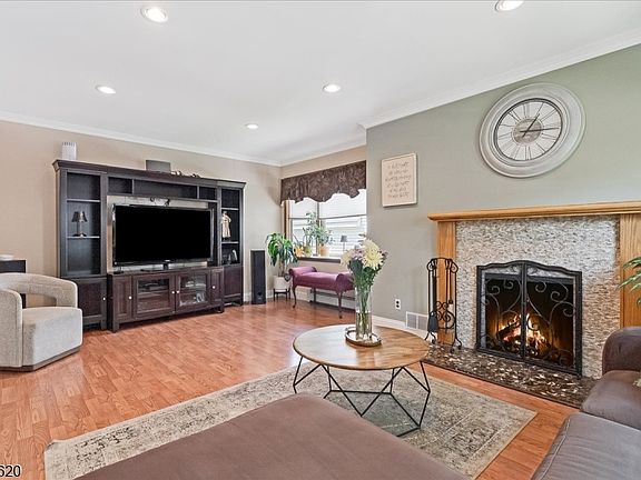 4th image of 15 Oak St