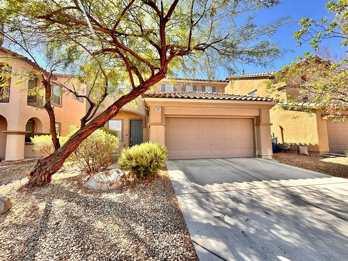 Spacious 3 bedroom home in Mountains Edge with a loft upstairs and den downstairs! Home features ... — Photo 1