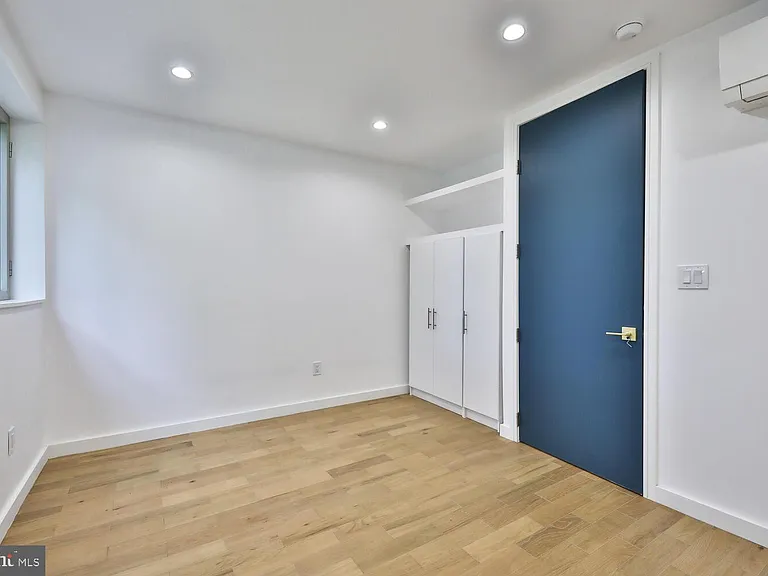 725 S 6th St — Photo 21