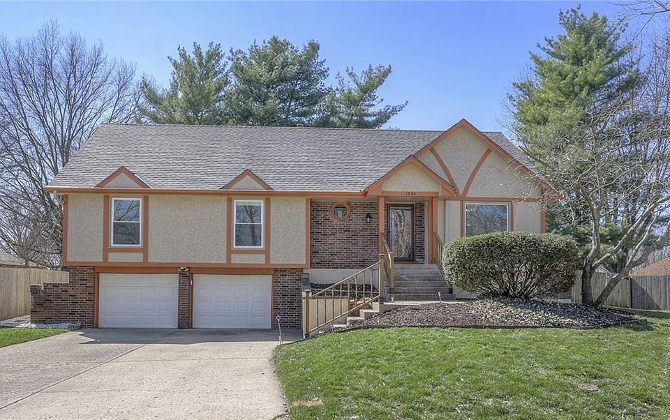 1st image of 1004 NW Sycamore Cir
