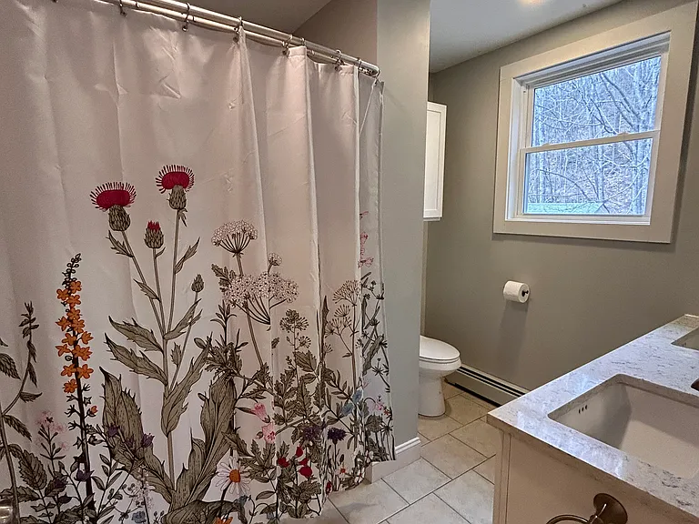 Full Size en suite bathroom