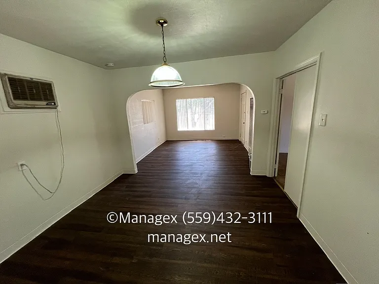 1129 E Brown Ave — Photo 4