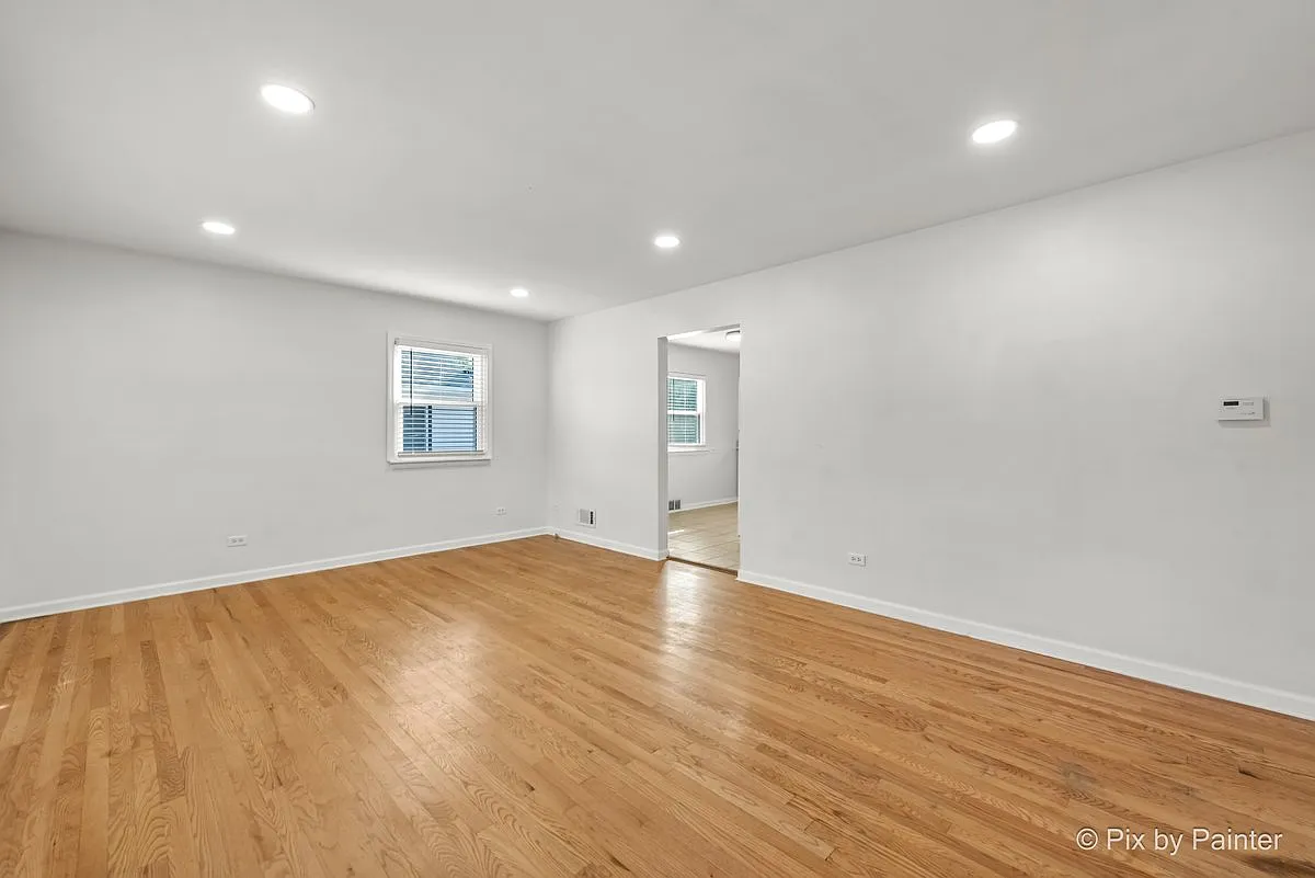 3 bed, 952 sqft, $2,100 — Photo 2