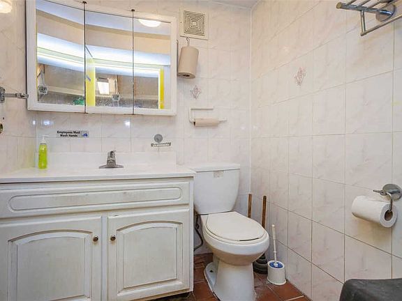 3rd image of 112-02 Roosevelt Ave