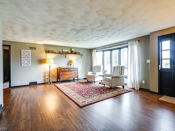 5th image of 405 Jerome Dr