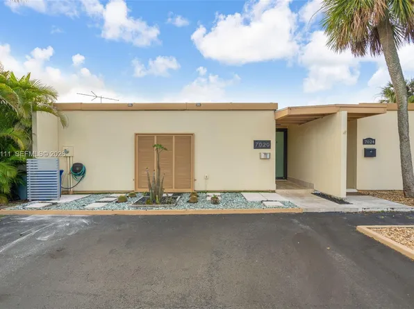 7020 Crown Gate Dr, Miami Lakes, FL 33014