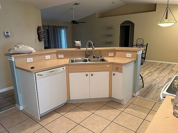 4th image of 4305 NE 19th Pl
