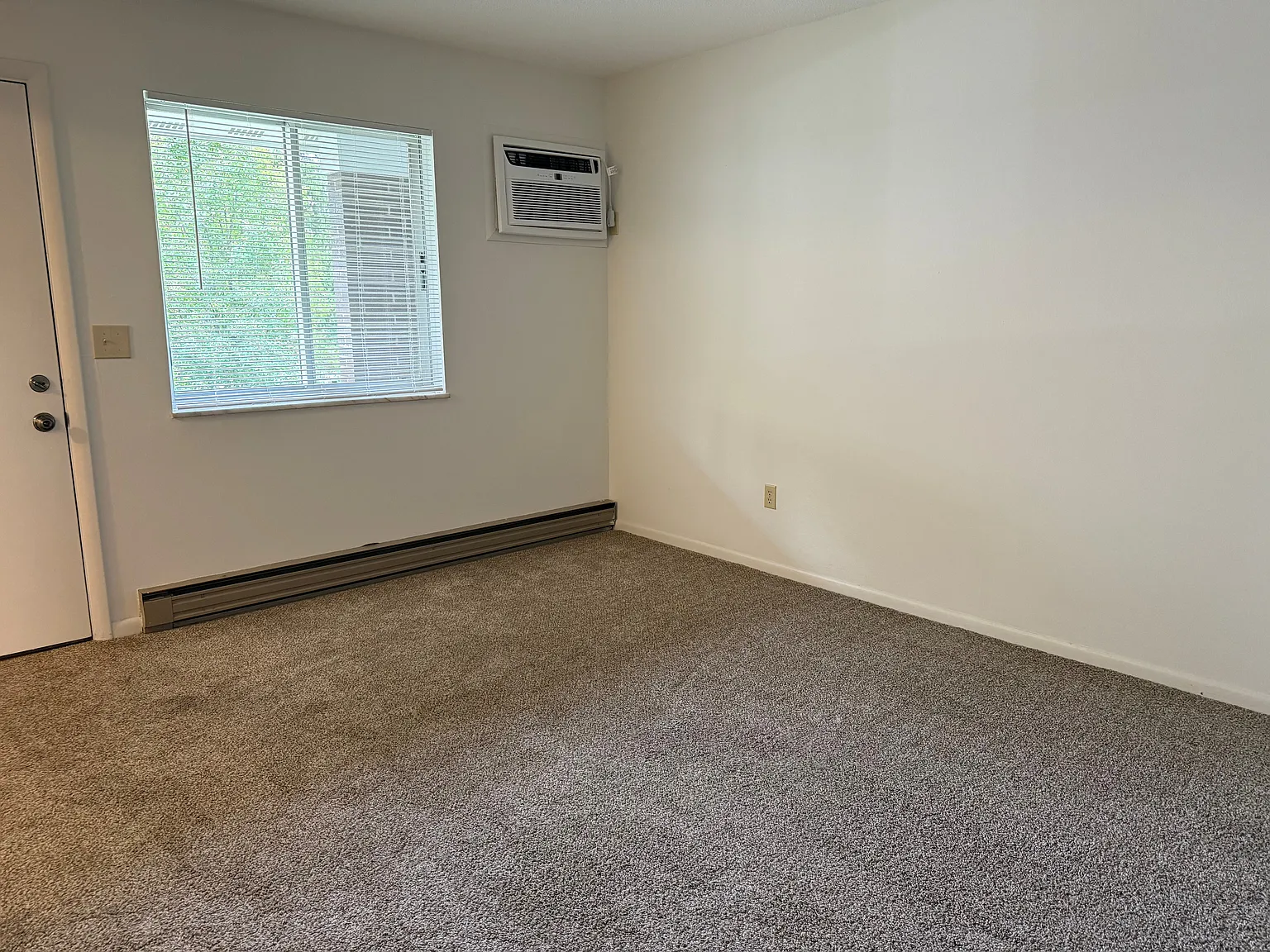 2 bed, 872 sqft, $950 — Photo 2