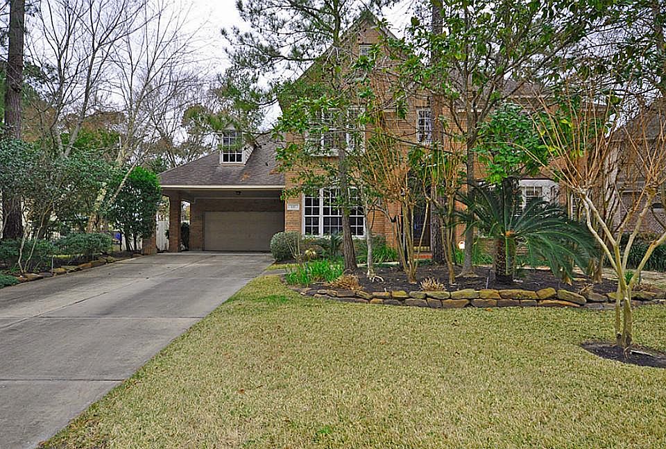 Welcome Home to this great Woodlands location with golf course view, pool, and large garage with ful