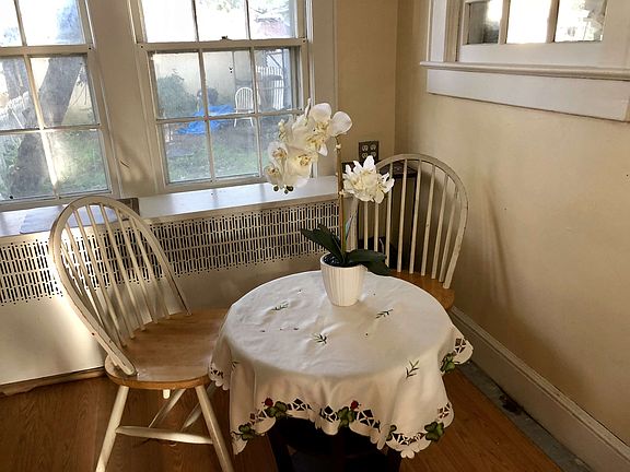 5th image of 405 Bard Ave