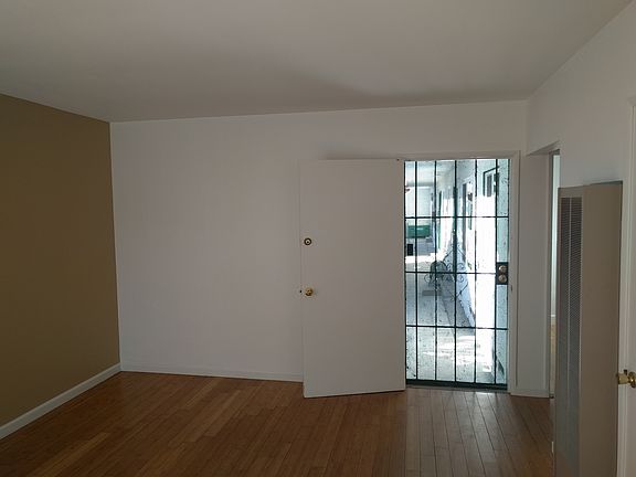 3rd image of 1020 E 6th St APT 1