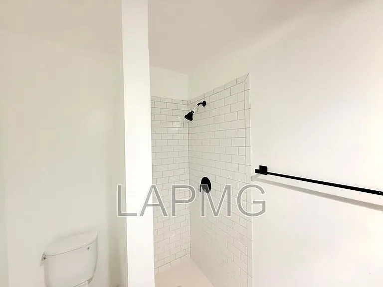 1426 S Point View St #5 — Photo 19