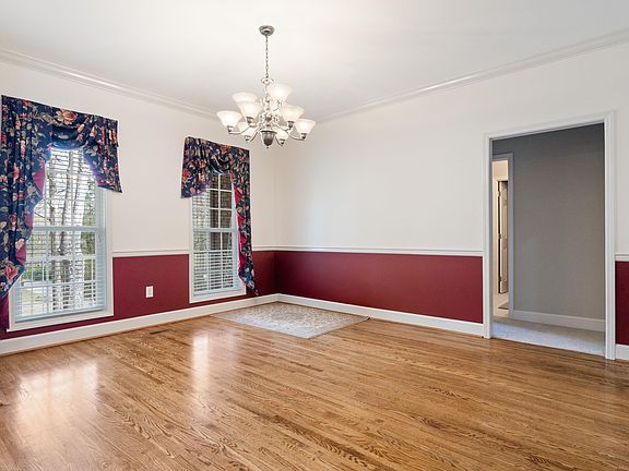 5th image of 121 Oak Forest Way