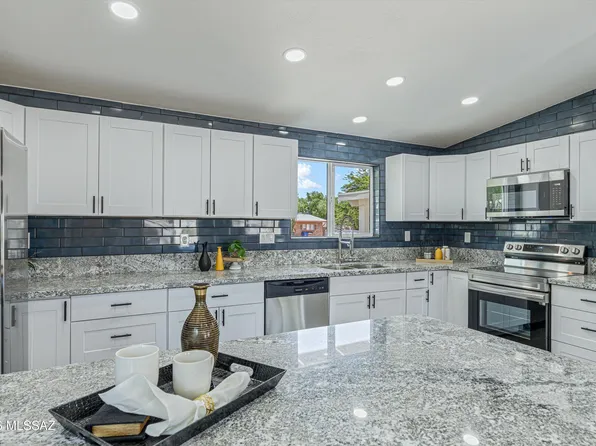 8957 E 25th St, Tucson, AZ 85710