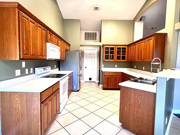 3rd image of 701 Oak Valley Dr