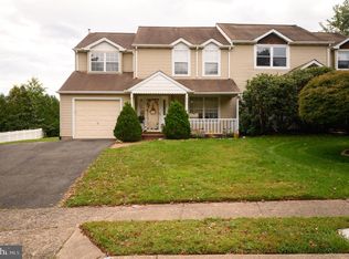 25 Tree Bark Ln, Holland, PA 18966