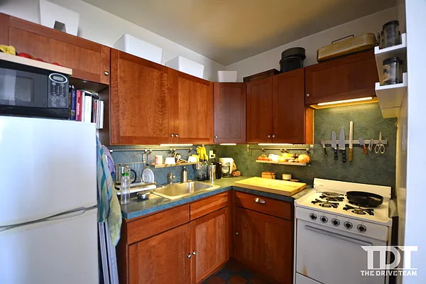 Rented by J Misrahi Realty Corp | media 4