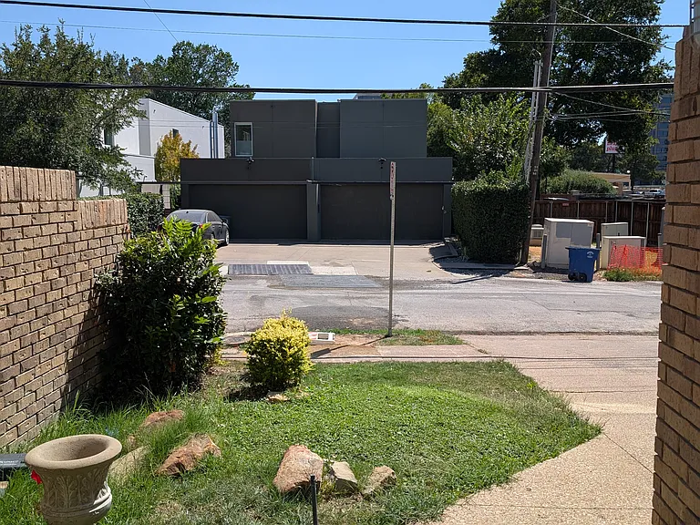 2852 Lee St — Photo 3