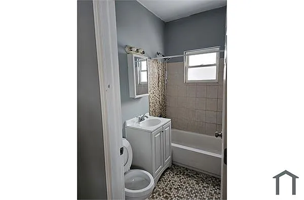 Building Photo - 4447 S Wells St