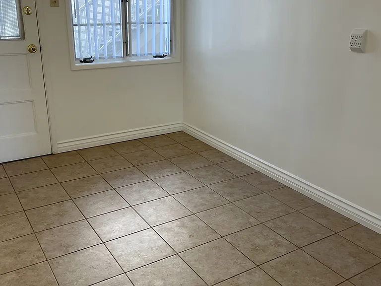 Looking into breafast nook, from the living room area.