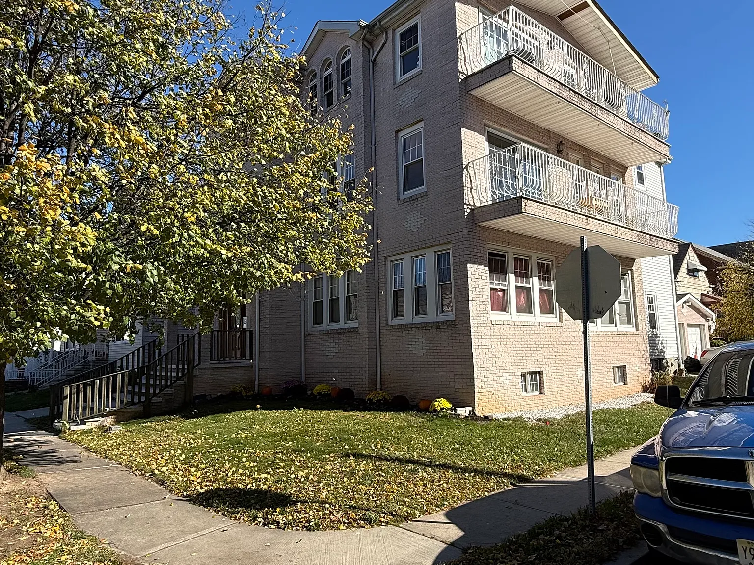 3 bed, 1200 sqft, $2,800 — Photo 2