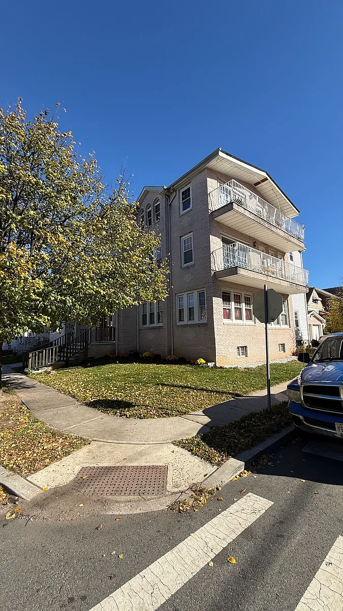 Building Photo - 814 Vine St #2