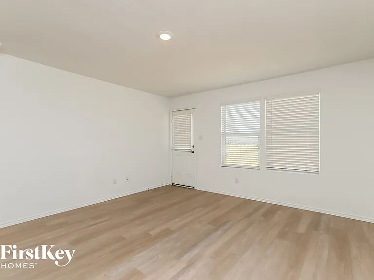 10610 McClintock Dr — Photo 8