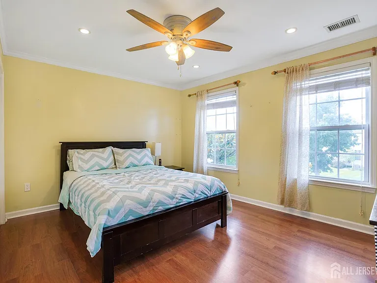 10 Crestwood St — Photo 11