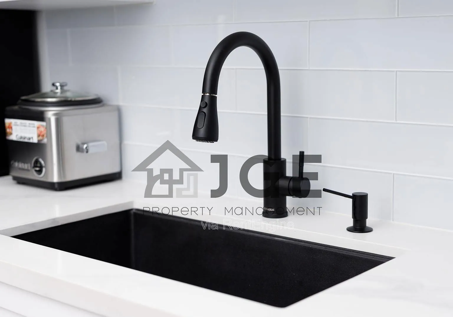 1 bed, 1.0 bath, 660 sqft, $1,800 — Photo 2