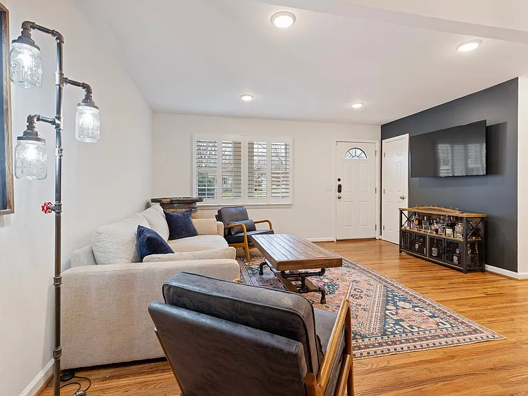 208 Hardison Ave — Photo 6