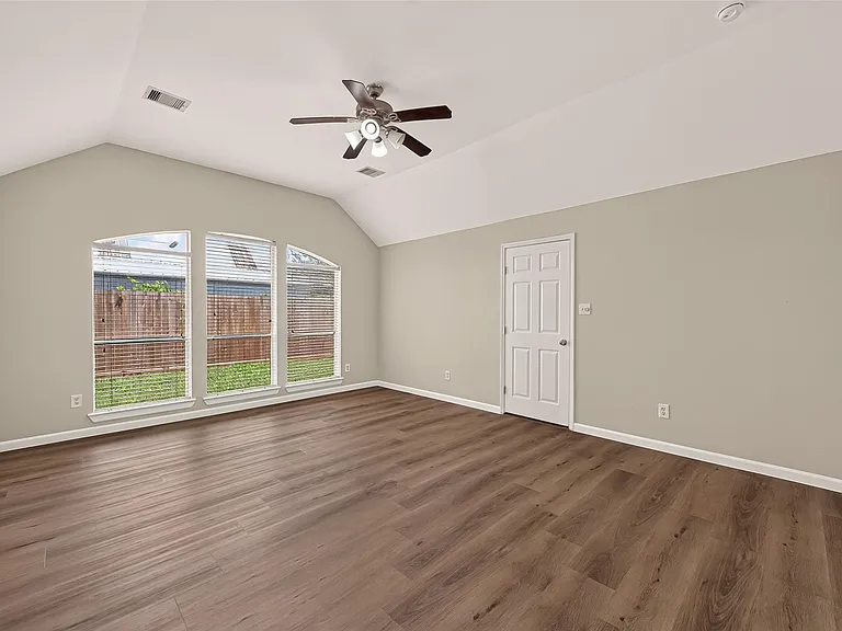 706 Silver Creek Cir — Photo 42