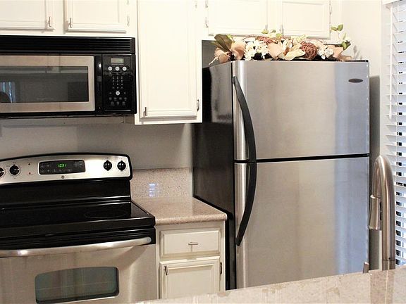 Stainless appliances, granite counters and plenty of cabinets. A rare find in a condo rental!