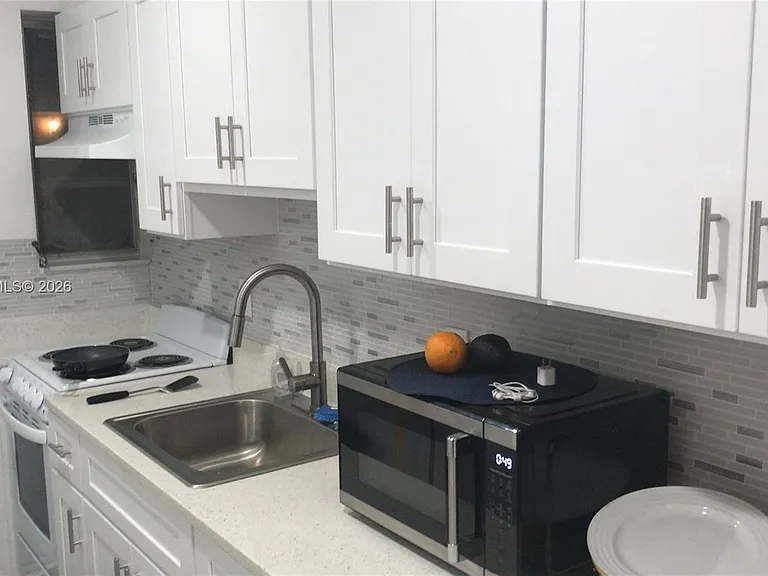 1019 NE 17th Ter #1 — Photo 5