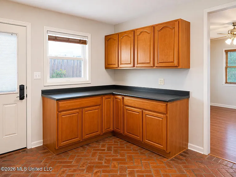 135 Pine Grove Ave — Photo 4