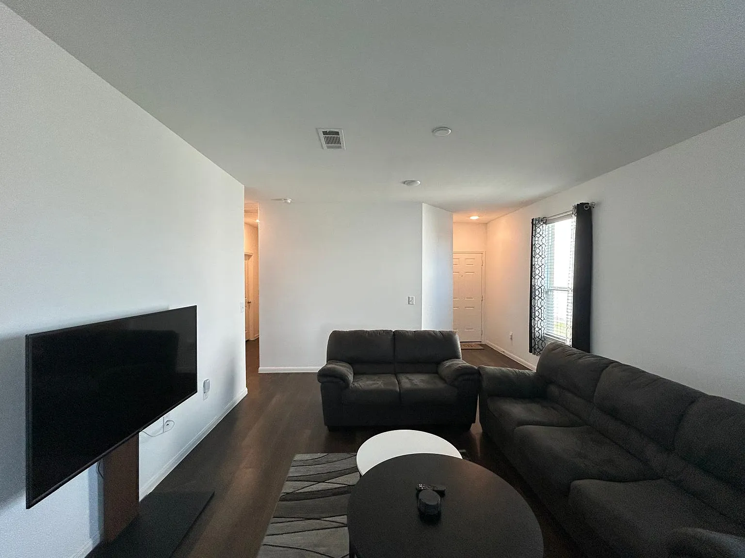 3 bed, 1206 sqft, $2,300 — Photo 3